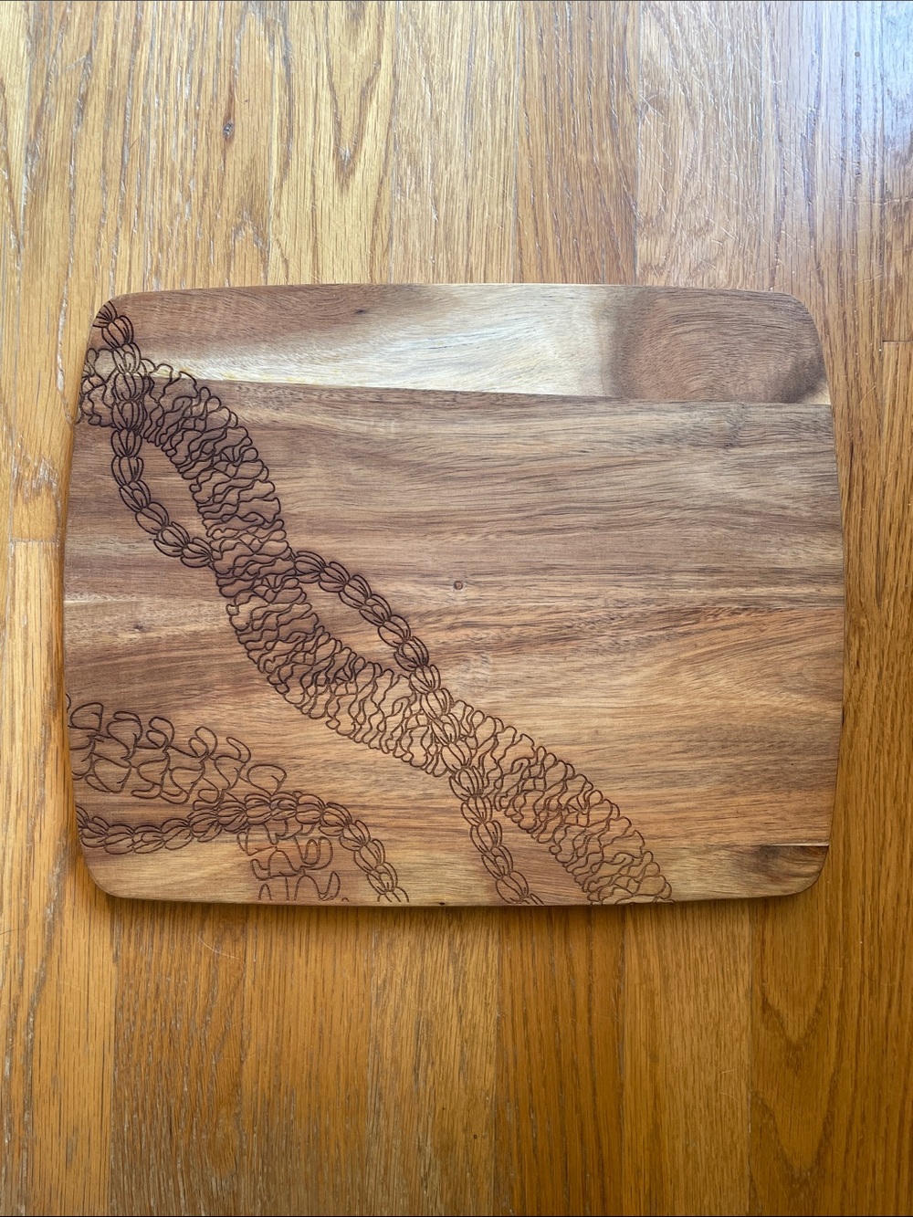 NWOT Acacia Wood Cutting Board with  Hawaiian Pikake Lei Flowers